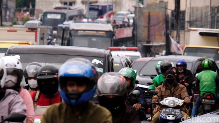 Lalin di Ciputat, Tangerang Selatan, terpantau macet hari ini. Kemacetan terjadi seusai hujan yang mengguyur lokasi, Jumat, 25/2/2022.