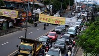 Lalin juga terpantau macet dari sekitar Universitas Muhammadiyah Jakarta hingga depan kampus UIN.