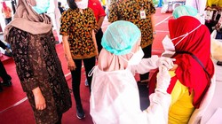 Vaksinasi booster untuk sektor industri terus dikebut. Salah satunya diberikan kepada karyawan HM Sampoerna di Surabaya, Jawa Timur.
