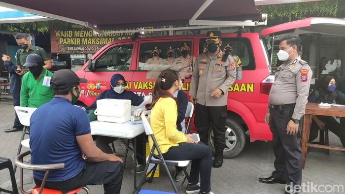 Vaksinasi COVID-19 digelar di rest area Tol Sidoarjo. Vaksinasi digelar sebagai salah satu upaya untuk mencegah penyebaran COVID-19 jelang libur akhir pekan.