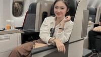 Keduanya juga seringkali bepergian ke luar negeri. Saat melakukan perjalanan yang panjang, Vanessa Khong biasanya memesan air mineral dan jus jeruk untuk melepaskan dahaganya di pesawat. Foto: Instagram/vanessakhogg