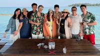 Saat bersama teman-temannya, Vanessa Khong dan Indra Kenz terlihat asyik kulineran di pinggir pantai. Bahkan keduanya juga tak segan membawa serta seluruh anggota keluarga untuk ikut. Foto: Instagram/vanessakhogg