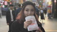 Menyambangi Korea Selatan, Vanessa Khong tak melewatkan kesempatan untuk kulineran. Beli jajanan di pinggir jalan, Vanessa asyik menikmati suasana di sekitarnya. Foto: Instagram/vanessakhogg