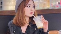 Menghilangkan dahaga dengan memesan kopi juga menjadi rutinitas Vanessa Khong. Segelas es kopi dipilih Vanessa Khong untuk menyegarkan dirinya. Foto: Instagram/vanessakhogg