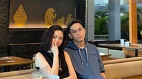 Bahkan untuk sekadar bertemu saja keduanya memilih restoran sebagai tempat yang nyaman. Membicarakan segala hal di antara keduanya, Vanessa Khong dan Indra Kenz tak pernah melewatkan waktu tanpa bersama-sama. Foto: Instagram/vanessakhogg