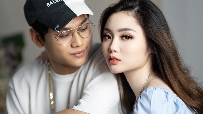 Intip Momen Vanessa Khong dan Indra Kenz Saat di Kulineran di Luar Negeri