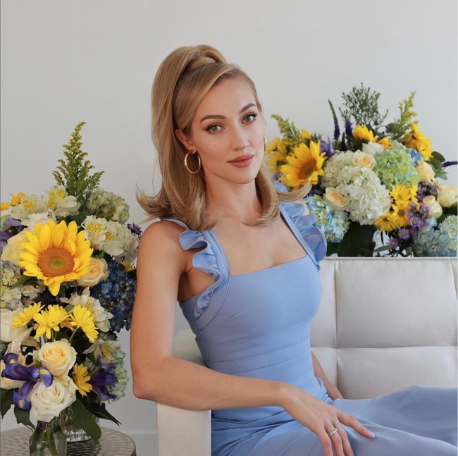 Begini penampilan terbaru Varsha Adhikumoro yang terlihat semakin cantik bak Barbie. Barbie is real, komentar salah seorang netizen dalam unggahan fotonya yang satu ini. Dengan pulasan makeup bernuansa nude dan rambut pirang yang ditata rapih, penampilan Varsha memang terlihat seperti Barbie hidup ya? Foto: Instagram/@varshaadhikumoro