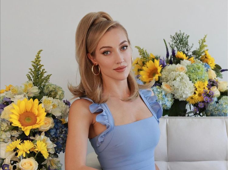 7 Foto Terbaru Menantu Bule Bambang Tri, Varsha, Cantik Bak Barbie Hidup