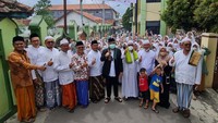 Kedatangannya juga disambut marching band lagu kebangsaan Indonesia Raya dan Yalla Waton.