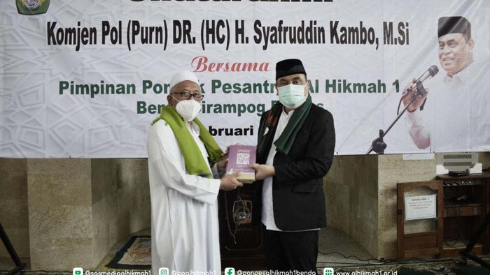Wakil Ketua Dewan Masjid Indonesia Haji Syafruddin mengunjungi Pondok Pesantren Al-Hikmah 1 Benda Sirampog Brebes, Jawa Tengah. Begini momennya.