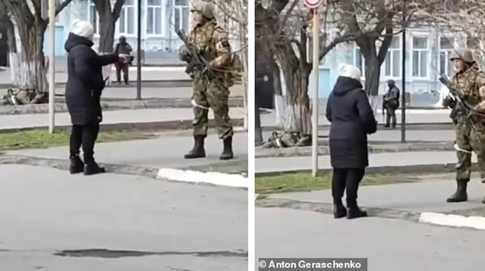 Wanita Ukraina mendatangi tentara Rusia