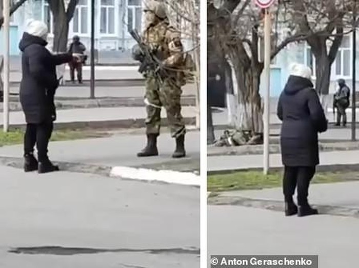 Wanita Ukraina mendatangi tentara Rusia