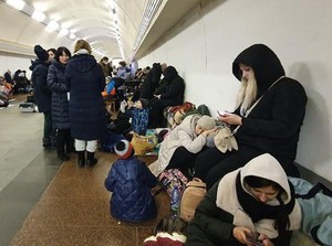 Warga Kiev Berlindung di Stasiun Metro Hindari Serangan Rusia