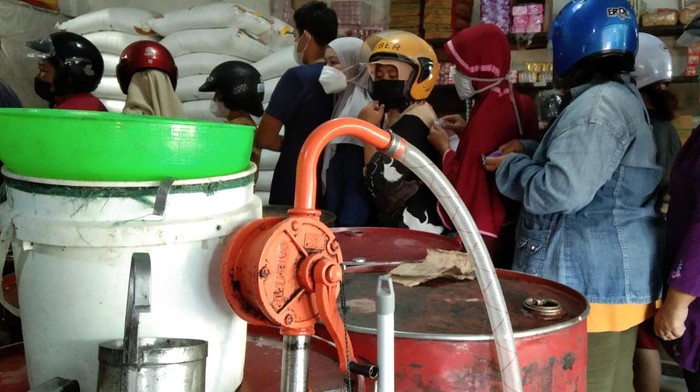 warga antre minyak goreng di blitar