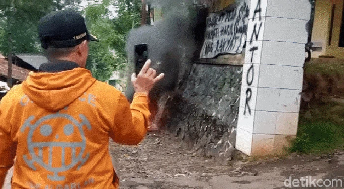 Warga Desa Neglasari, Kecamatan Lengkong, Kabupaten Sukabumi melakukan protes pembagian BPNT dengan membakar ban di depan kantor desa