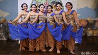 Sehari sebelum pementasan para seniman ini berlatih dengan giat dan semangat. Para pemain gamelan yang diisi baik orang tua dan anak milenial tampak serius berlatih. Mereka senang dapat kembali pentas setelah beberapa bulan tak pentas. Iringan musik gamelan membuka pertunjukkan. Sedetik kemudian tirai panggung terbuka, menampilkan latar layaknya di sebuah kerajaan.