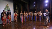 Sekelompok seniman membawa wayang gunungan bersama Prabu Ekalaya alias Palgunadi muncul yang kemudian bertarung melawan raksasa membuka pengelaran ini. Jika dahulu wayang orang bisa berlangsung selama 6-8 jam, kini wayang orang dibuat sesederhana mungkin, demi mempertahankan antusiasme penikmatnya. Pagelaran kali ini berlangsung selama 90 menit yang melibatkan seratusan seniman.  