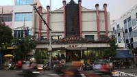 Setelah tarian mereka usai, para pelakon yang dirias menajdi tokoh-tokoh pewayangan dengan kostum, berkilau diterpa cahaya panggung, muncul ke tengah panggung. Dialog-dialog berbahasa Jawa krama mengalir di antara para pelakon. Kisah yang ditampilkan saat itu memuat tentang ajaran-ajaran hidup yang bersumber dari kisah-kisah legenda atau sejarah Jawa. Babak demi babak berganti, hingga akhirnya sampai pula pada penghujung cerita.