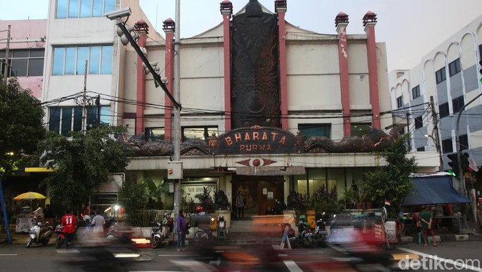 Wayang Orang Bharata kini harus terus menggigit jari, akibat pandemi. Pagelaran seni itu kini harus kehilangan taji, karena tak bisa unjuk gigi. 

Semua seni pertunjukan dihentikan karena gedung-gedung pertunjukkan harus tutup. Gemerlap panggung dan riuh tepuk tangan penonton, kini tak lagi bisa dilihat dan didengar langsung oleh para pecinta seni dan budaya.