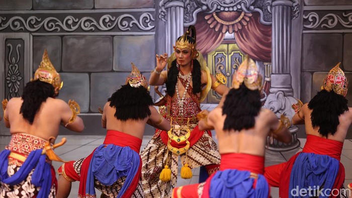 Wayang Orang Bharata kini harus terus menggigit jari, akibat pandemi. Pagelaran seni itu kini harus kehilangan taji, karena tak bisa unjuk gigi. 

Semua seni pertunjukan dihentikan karena gedung-gedung pertunjukkan harus tutup. Gemerlap panggung dan riuh tepuk tangan penonton, kini tak lagi bisa dilihat dan didengar langsung oleh para pecinta seni dan budaya.