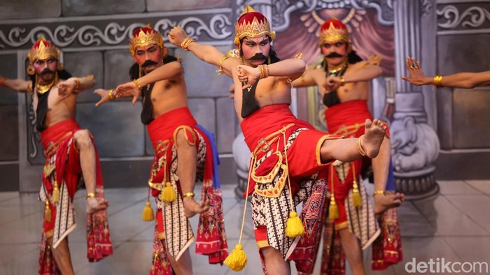 Wayang Orang Bharata, Tergerus Atau Jalan Terus Wayang Orang Bharata kini harus terus menggigit jari, akibat pandemi. Pagelaran seni itu kini harus kehilangan taji, karena tak bisa unjuk gigi.
Semua seni pertunjukan dihentikan karena gedung-gedung pertunjukkan harus tutup. Gemerlap panggung dan riuh tepuk tangan penonton, kini tak lagi bisa dilihat dan didengar langsung oleh para pecinta seni dan budaya.