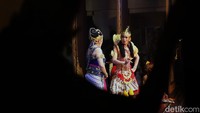 Sepanjang pandemi, pagelaran seni dihentikan karena gedung-gedung pertunjukkan harus tutup. Gemerlap panggung dan riuh tepuk tangan penonton, kini tak lagi dilihat dan didengar langsung oleh para pecinta seni dan budaya.