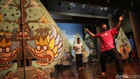 Para seniman wayang orang yang tergabung dalam Paguyuban Wayang Orang (WO) Bharata kini terpaksa berhenti mengadakan pentas rutin yang biasa dilakukan setiap sabtu malam. Para seniman ini pada tahun 2021 lalu hanya menggelar 9 kali pementasan dalam 1 tahun dengan berinovasi dan beradaptasi menggunakan teknologi metode live streaming dan perekaman pegelaran untuk kemudian disiarkan di kanal youtube.