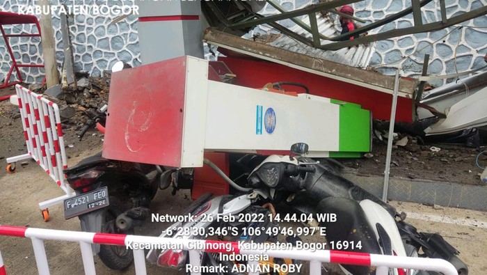 Angin kencang robohkan tembok SPBU di Bogor (dok. Istimewa)