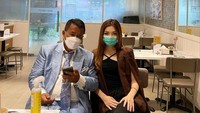 Monna Frans selalu hadir pada tiap kegiatan kulineran Hotman Paris. Bahkan sekadar minum kopi dan makan ringan saja, Monna akan berada di sisi Hotman.Foto: Instagram/monnafrans