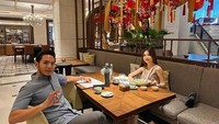 Monna Frans yang juga menjalani bisnisnya sendiri seringkali mengadakan pertemuan dengan rekan bisnisnya. Memilih restoran sebagai tempat bertemu, Monna lebih nyaman ngobrol santai sambil makan bersama. Foto: Instagram/monnafrans