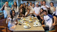 Pergi ke Bali, Monna terlihat hadir menemani Hotman Paris memenuhi undangan perjamuan. Makan malam bersama para CEO dan pengusaha, Monna tidak pernah jauh dari Hotman Paris. Foto: Instagram/monnafrans