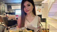 Minuman dingin jadi favorit Monna. Saat menyantap semangkuk makanan hangat saja, terlihat dua gelas minuman dingin yang dipesannya. Foto: Instagram/monnafrans
