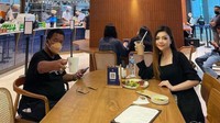Makan siang bersama juga menjadi agenda rutin keduanya. Memilih makan salad, Monna duduk tepat di hadapan Hotman Paris yang asyik ngopi. Foto: Instagram/monnafrans