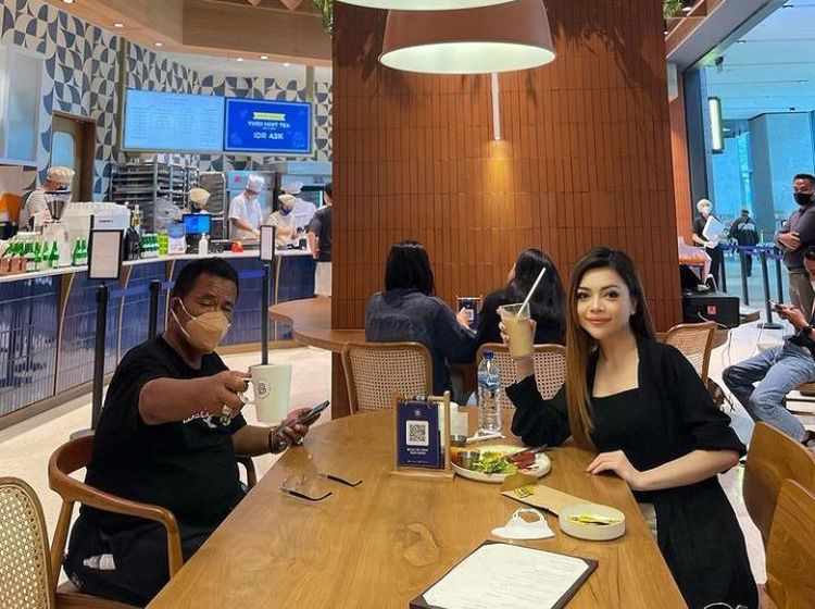 Aspri Baru Hotman Paris Ini Doyan Ngopi dan Kulineran di Bali