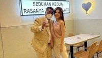 Pada pembukaan kedai kopi sekaligus promosi, Monna juga ikut bersama Hotman Paris. Keduanya mengenakan pakaian berwarna senada yang membuatnya terlihat kompak. Foto: Instagram/monnafrans
