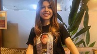 Kesetiaan Monna terhadap Hotman Paris juga pernah ditunjukan dengan cara yang unik. Membuat beberapa buah taco, Monna mengenakan kaos dengan gambar foto Hotman Paris di bagian depannya. Foto: Instagram/monnafrans