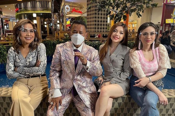 Aspri Baru Hotman Paris Ini Doyan Ngopi dan Kulineran di Bali