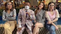 Ikut menemani shooting di televisi hingga makan malam bersama rekan-rekan Hotman Paris di Bali. Monna Frans ternyata seorang foodies yang senang kulineran. Foto: Instagram/monnafrans