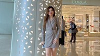 Hotman Paris terkenal dengan deretan asisten pribadinya yang cantik-cantik. Salah satunya adalah Monna Frans yang tak pernah absen dari sisinya. Foto: Instagram/monnafrans