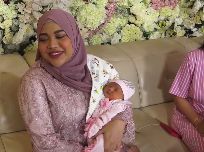 Aurel Hermansyah dan Atta Halilintar saat memperkenalkan anak pertama mereka dalam acara televisi.