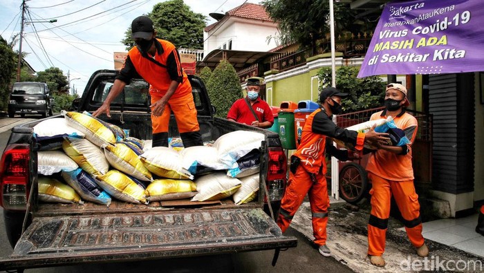 Bagi-bagi Logistik Untuk Warga Isoman di Pondok Bambu Sejumlah warga memberikan bantuan logistik kepada warga yang menjalani isolasi mandiri di kawasan RW 10, Pondok Bambu, Kecamatan Duren Sawit, Jakarta Timur, Sabtu (26/2). Sebanyak 70 warga yang menjalani isoman diberikan bantuan logistik.