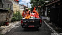 Petugas gabungan juga ikut andil saat pembagian logistik secara door to door di kawasan itu.