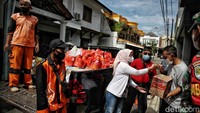 Menurut Ketua RW 10, pemberian logistik ini juga sebagai bentuk kepedulian warga karena kunci utama di masa pandemi ini adalah saling gotong royong, saling membantu dan peduli satu sama lain.