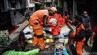 Pembagian logistik ini bertujuan untuk membantu warga isoman.