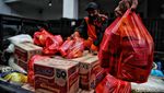 Bagi-bagi Logistik Untuk Warga Isoman di Pondok Bambu