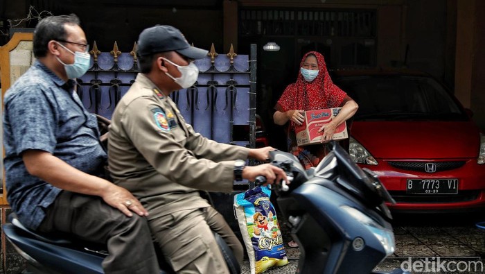Bagi-bagi Logistik Untuk Warga Isoman di Pondok Bambu Sejumlah warga memberikan bantuan logistik kepada warga yang menjalani isolasi mandiri di kawasan RW 10, Pondok Bambu, Kecamatan Duren Sawit, Jakarta Timur, Sabtu (26/2). Sebanyak 70 warga yang menjalani isoman diberikan bantuan logistik.