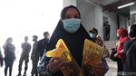 Bak Nyoblos Pemilu, Warga Harus Cap Jari Saat Antre Minyak Goreng Murah