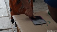 Menariknya, bak seperti Pemilu atau Pilkada, masyarakat yang sudah antre dan membeli minyak goreng ini harus mencap jari ke tinta. Pantauan detikJabar di lokasi, antrean tersebut bahkan hingga ke area luar Pasar Pelita atau panjangnya sekitar 20 meter.   