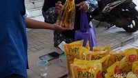 Elim (54) warga Kecamatan Lembursitu mengaku, bersyukur mendapatkan jatah minyak goreng murah. Pasalnya, kata dia, saat ini minyak goreng curah saja masih dijual Rp 19 ribu per kilogram.   