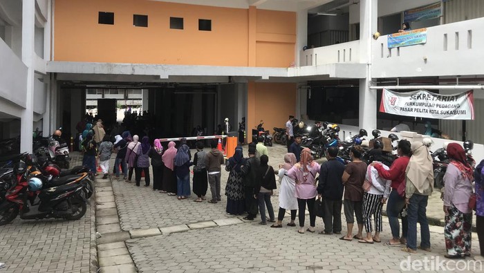 Bak Nyoblos Pemilu, Warga Harus Cap Jari Saat Antre Minyak Goreng Murah Operasi Pasar Murah (OPM) minyak goreng digelar di Pasar Pelita, Kecamatan Cikole, Kota Sukabumi. Hal itu bertujuan untuk upaya stabilitas harga sekaligus menangani kelangkaan minyak di pasaran.